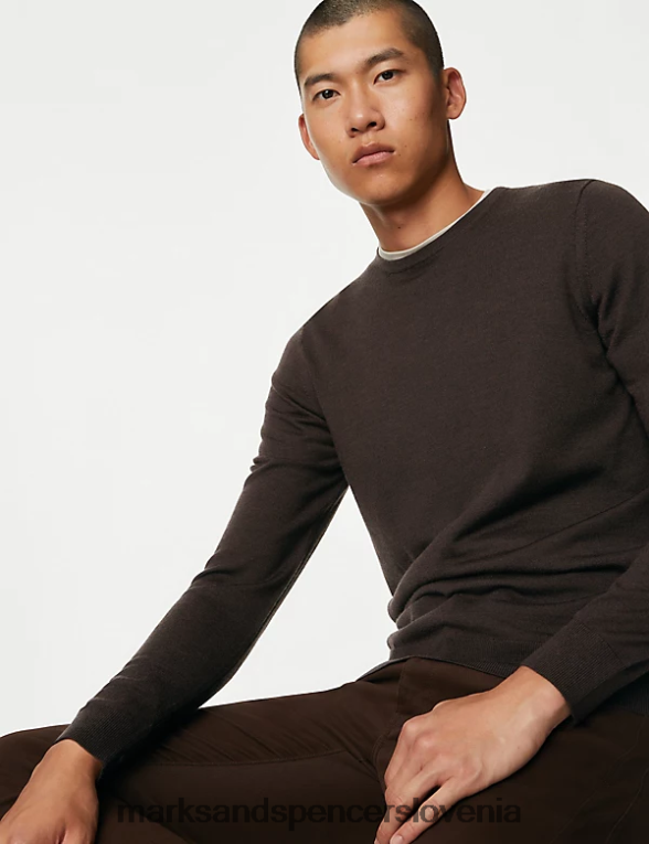 pulover z okroglim izrezom iz čiste ekstra fine merino volne grenka čokolada Marks & Spencer oblačila moški 6T8F6X5331